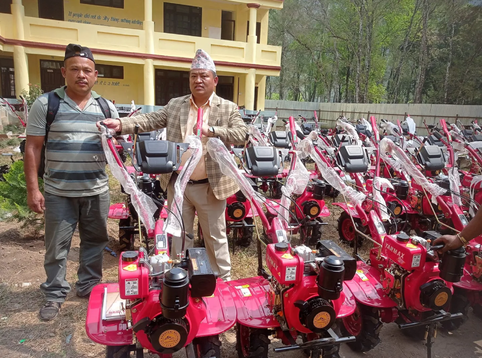 आरुघाटका कृषकलाई अनुदानस्वरूप हाते ट्र्याक्टर